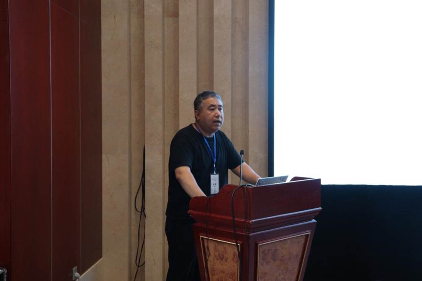 电脑前的人AI 生成的内容可能不正确。