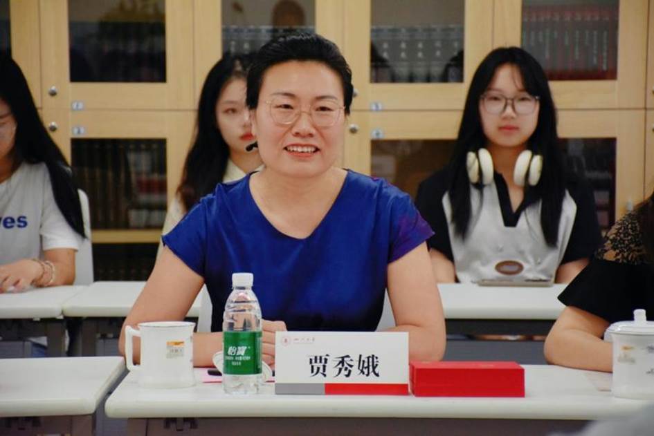 德赢vwin体育官网登录教育基金会副秘书长贾秀娥发言